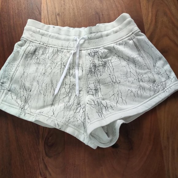 Lululemon Inner Glow High-Rise Short 3" - Picture 2 of 6